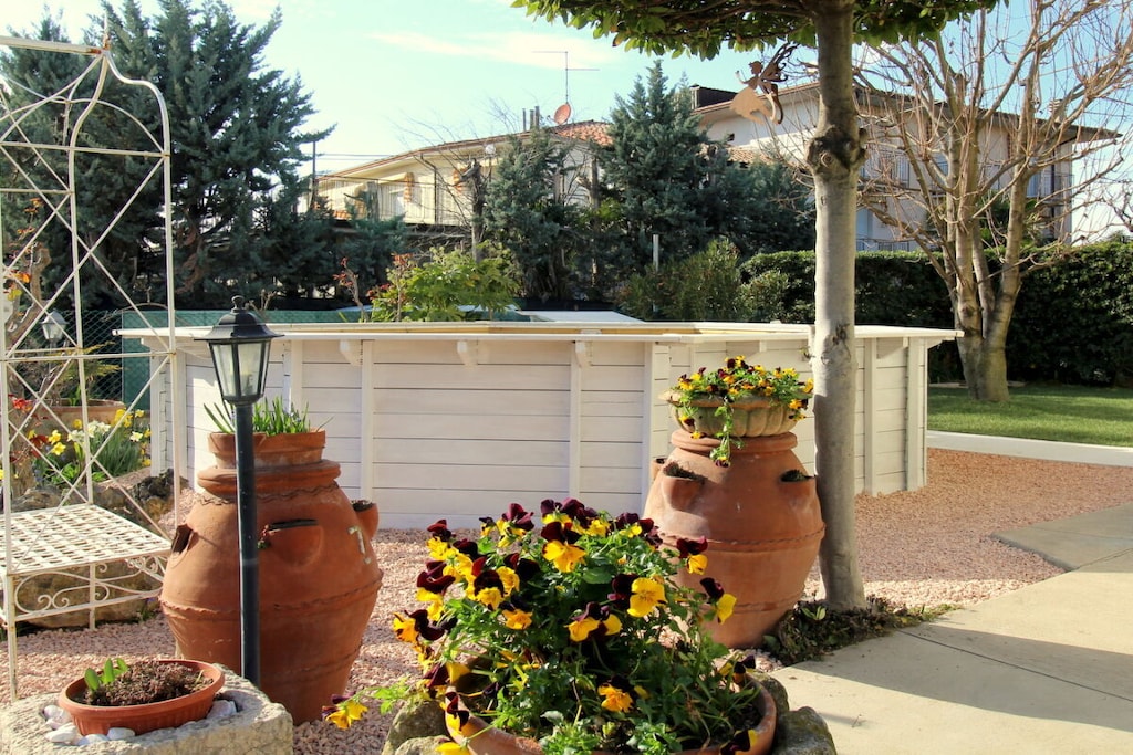 Private terrace with lake view, 110 sqm loft, very well furnished, air conditioning, wi-fi parking, garden, quiet location, 10 minutes from Lazise