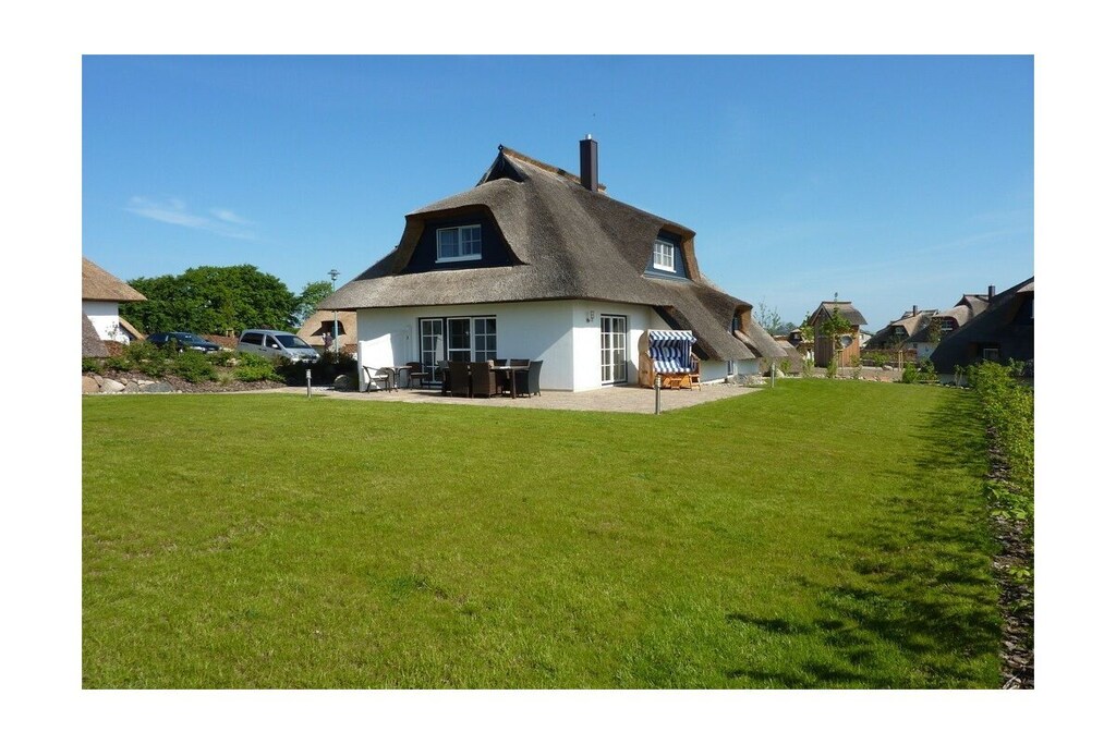 Fantastic thatched roof house with a direct view of the Achterwasser, very lovingly and modernly furnished