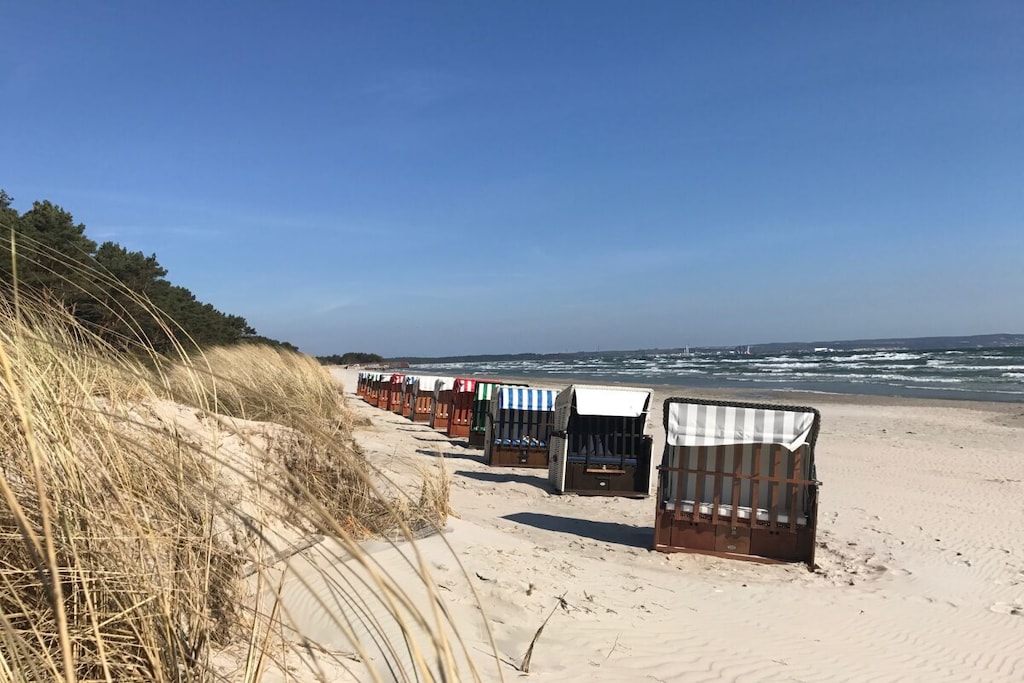 beautiful 3 room apartment with direct access to the sandy beach, 2 bedrooms, kitchenette, oen, microwave, bathroom with shower, terrace, Wifi