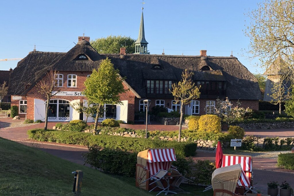 Top floor apartment in a historic thatched house, centrally located in the village. Now also with WiFi! New mattresses and new sofa bed in the living room!