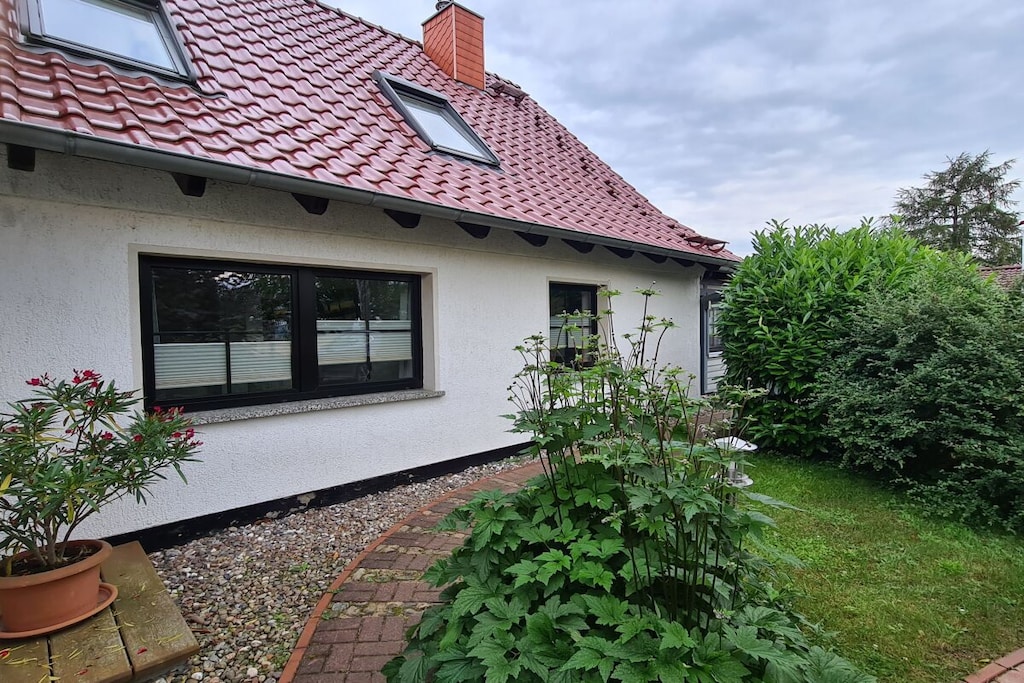 The To Hus holiday apartment has a quiet location with a wide view of nature