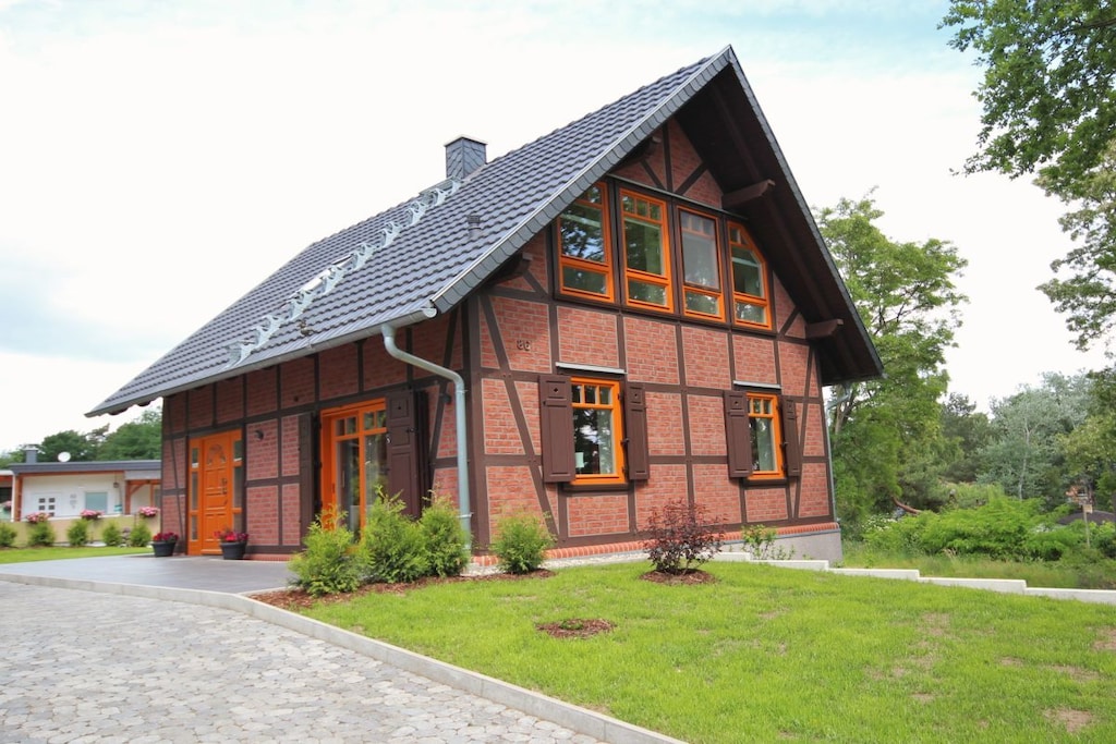 “Dat Timmerd Hus” in High German “the half-timbered house” is a newly built holiday home in typical Mecklenburg style.