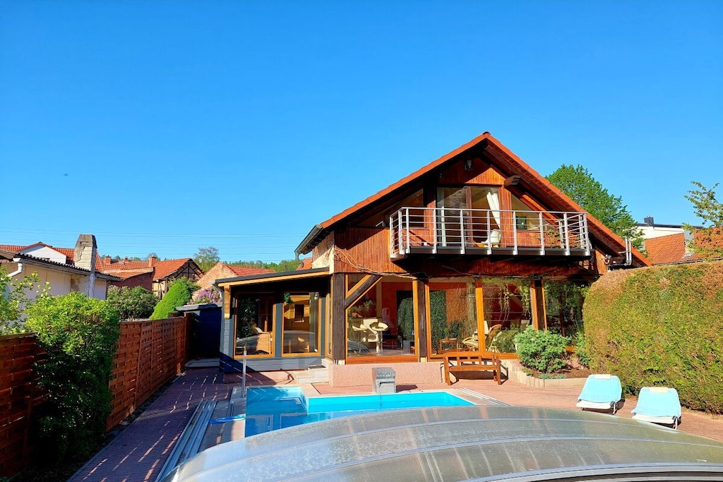 Vakantiehuis aan de Werra-oever, waterperceel, grote serre, barbecueplaats, groot op zonne-energie verwarmd zwembad, honden toegestaan, omheinde tuin met paviljoen