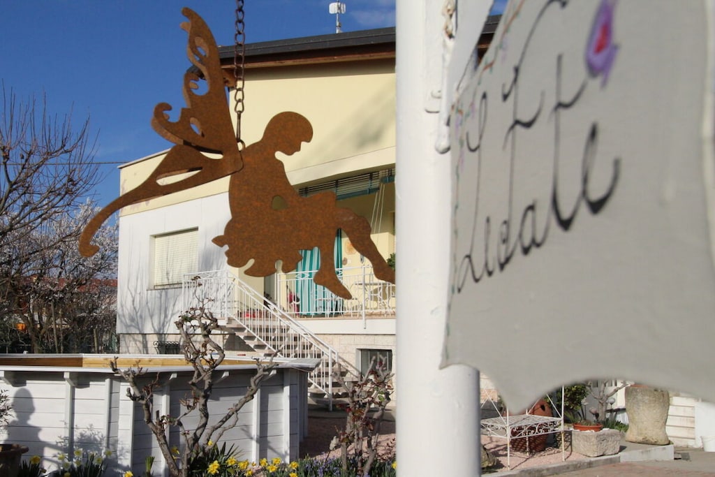 Apartment 110sqm in a charming shabby-chic style villa with pool, best comfort, garden and 2 parking spaces. Only 800 m from the lake and Lazise