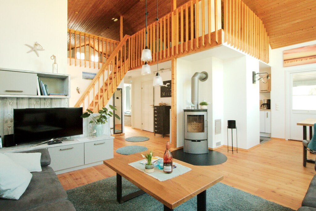 Located directly on Lake Steinhude, this Swedish-style holiday home offers you ideal opportunities to relax and discover!