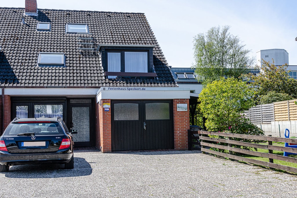 The upper deck, Nordic, maritime and family-friendly. The apartment in Cuxhaven-Duhnen. 5 people, 2 bedrooms, WiFi, use of the garden, parking space