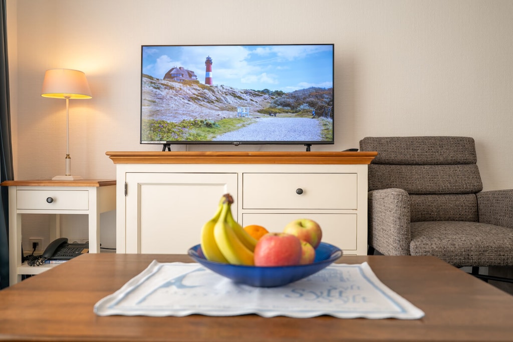 Beautiful bright 2 room apartment near town and beach