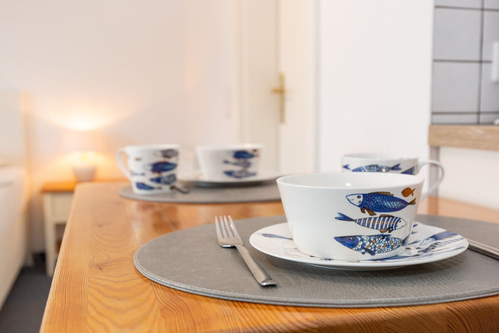 Cozy 1-room apartment, approx. 27m², high-quality king-size box spring bed 180 x 200