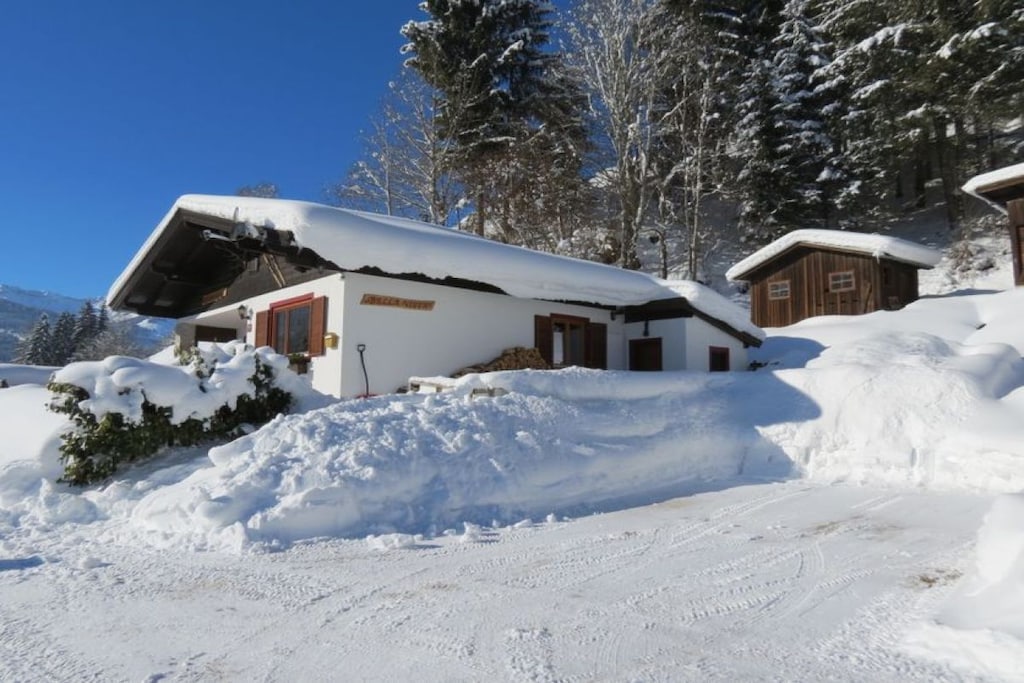 The fully furnished "Bella Vista" holiday house sits between Maria Alm and Hinterthal, 500 metres from the Hintermoos lift station.
