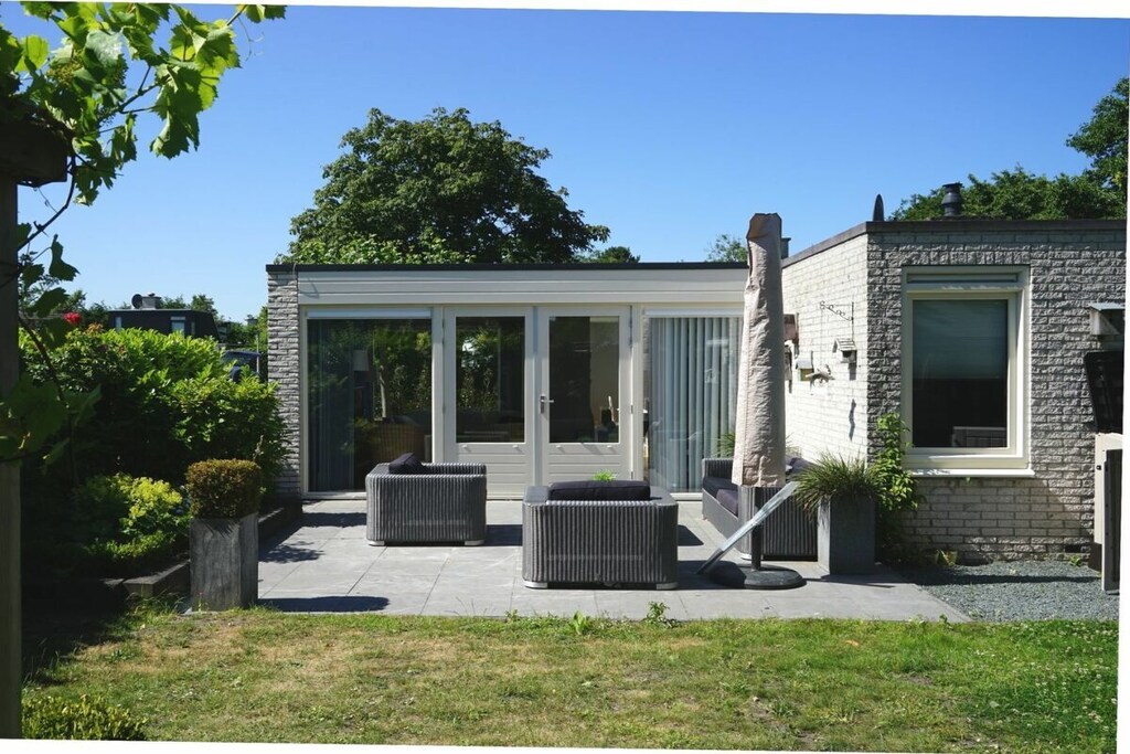 This very nice and comfortable holiday home in South Holland is only 20 minutes from the sea and beach in Ouddorp!