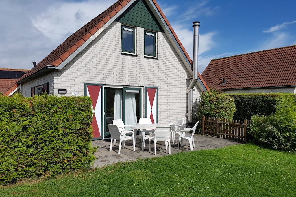 Vakantiehuis dichtbij de zee met grote tuin, sauna en open haard in het prachtige vissersdorp Breskens in Zeeland.