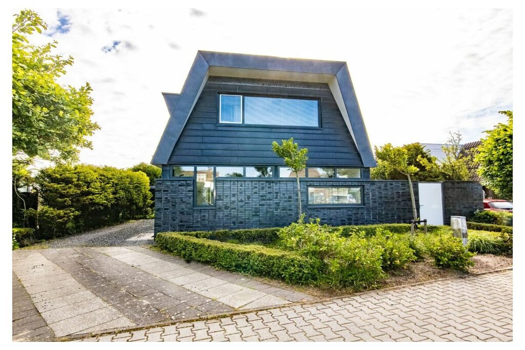 Detached and only a few kilometers from the North Sea coast and the North Holland dune area, you will find the beautiful villa Duinzand.