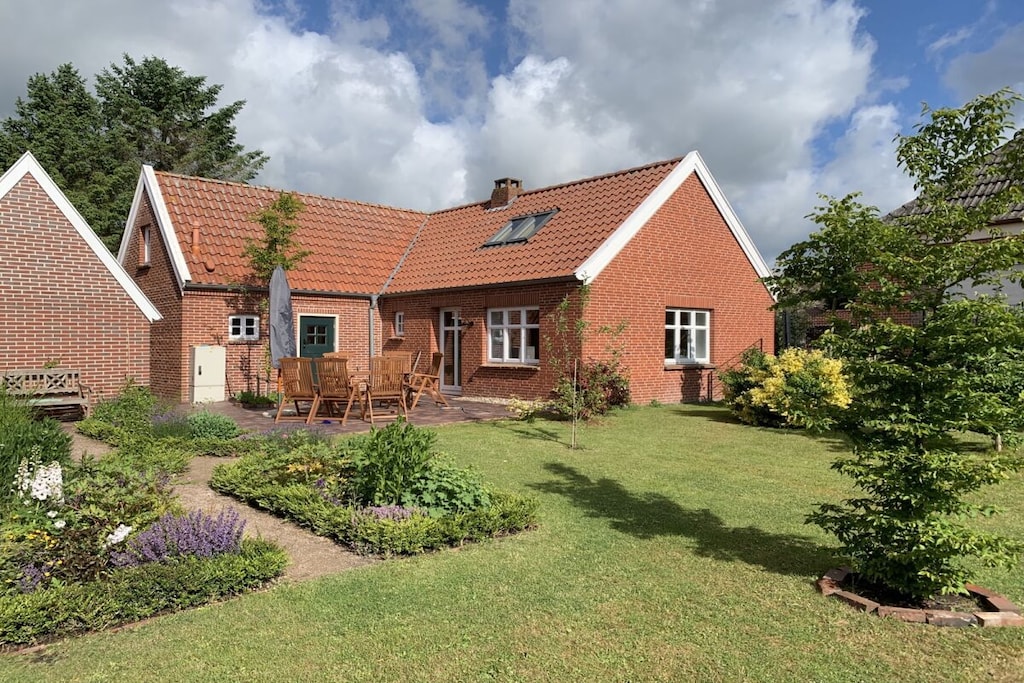 Former farm worker's house in a beautiful village with listed building character. An elaborately landscaped, spacious garden offers plenty of space!