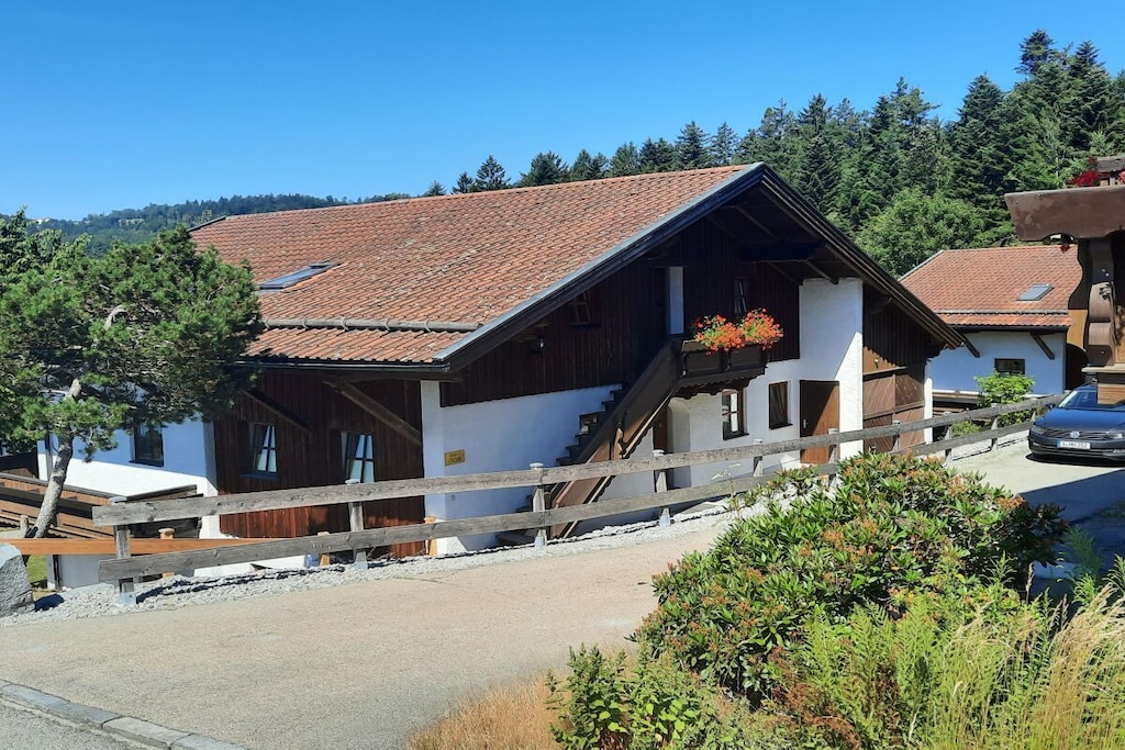 The holiday apartment Haus OSER 406 is located in the charming landscape of the Bavarian Forest, in Hauzenberg, near Passau.