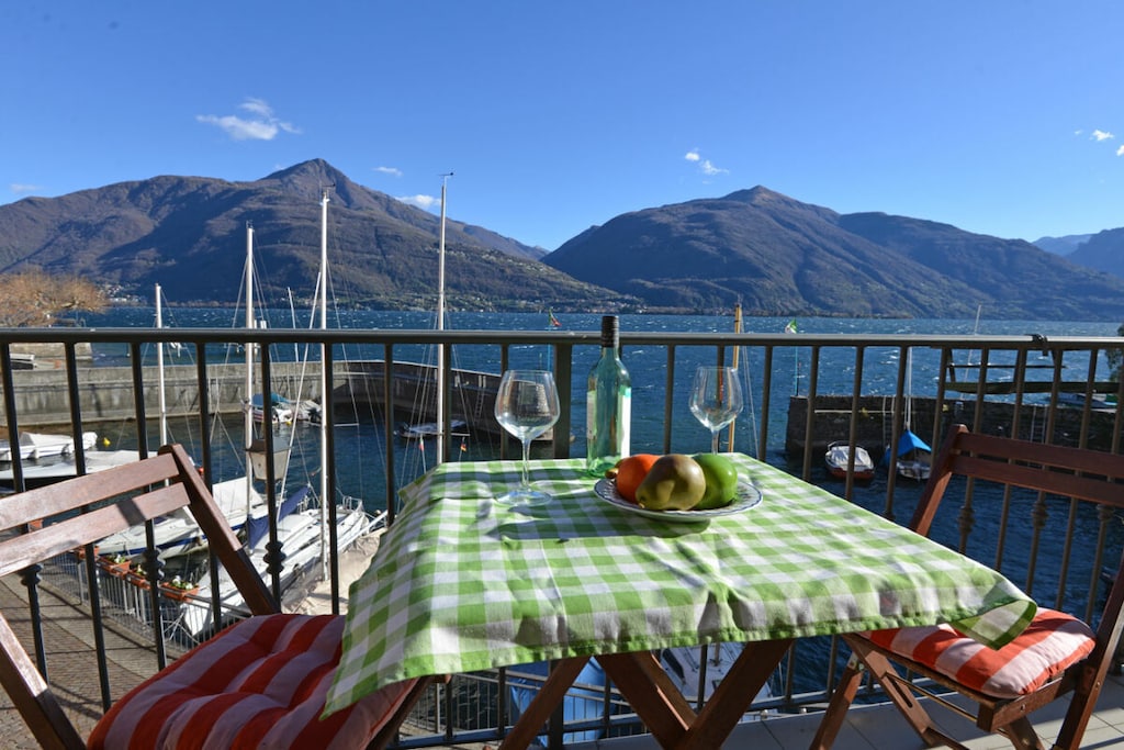 Comfortabel vakantieappartement in historische zijdespinnerij direct aan het meer, 2 slaapkamers, balkon, prachtig uitzicht op het meer, dichtbij het strand, parkeerplaats in de garage