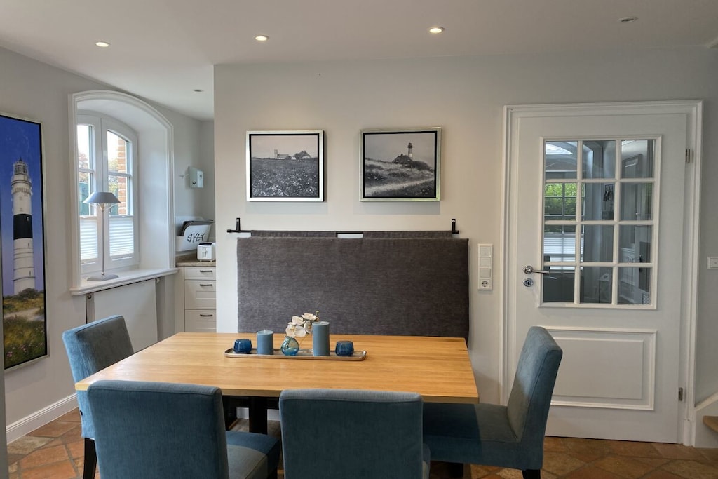 Ground floor: (Guest house ground floor, Kitchen, Living/diningroom, Bedroom with bathroom(double bed), Bedroom with bathroom(double bed), bathroom(toilet, shower))\n\nOn the 1st floor: \n\nAnnex: (balcony or terrace)\n\nTV room, Kitchenette, library, Internet access, double bed, double bed, TV, CD player, cooker, coffee machine, oven, microwave, dishwasher, fridge, bath tub, washing machine, garden, parking