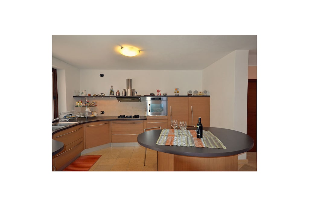 De Casa Nicola is een modern ingericht, ruim huis voor 2-6 personen met een mooie tuin en veel ruimte. Je kunt te voet naar het Comomeer.