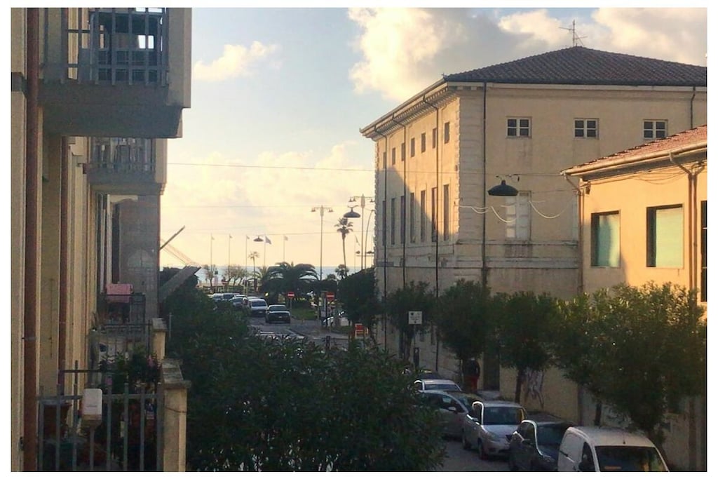 Spacious apartment with terrace, located in Viareggio (Versilia coast), just 300 m from the sea.