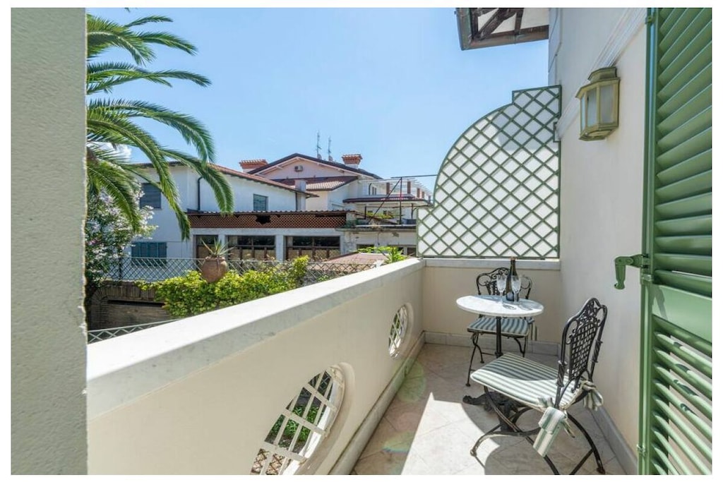 Charming apartment with air conditioning and balcony, located in Forte dei Marmi, just 500 meters from the sea.