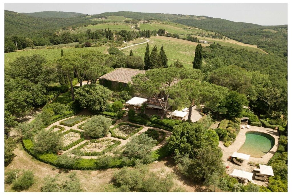 Wonderful villa with private pool and tennis court, nestled in the Chianti countryside, among olive groves and vineyards.