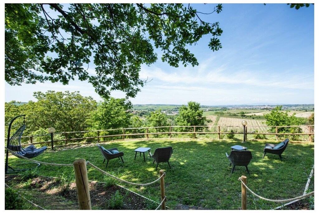 Splendid villa with dependance and pool, immersed in the Tuscan countryside near Gambassi Terme.