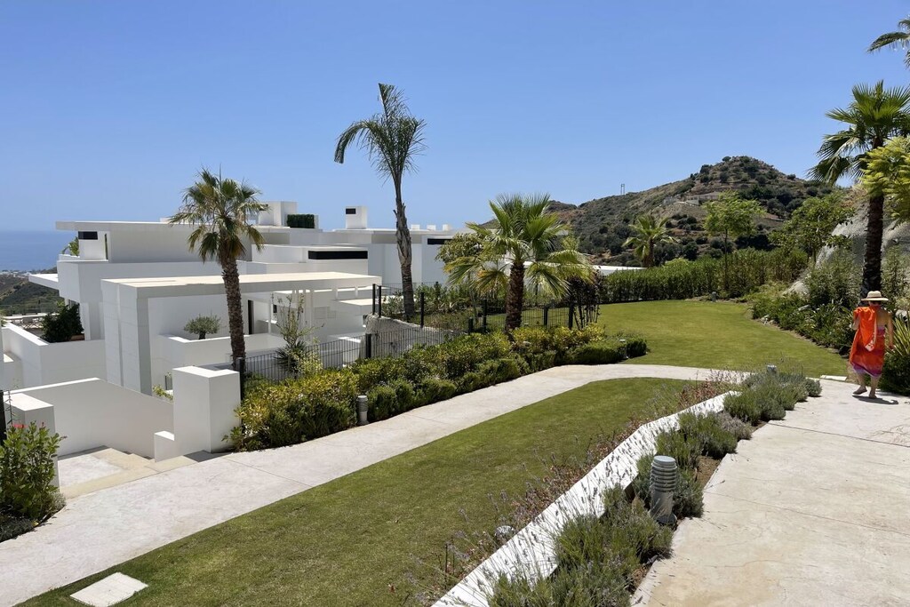 5 km above Marbella centre: Luxurious modern elegant high quality flat located in a new residential complex of the star architecture office Villarroel.