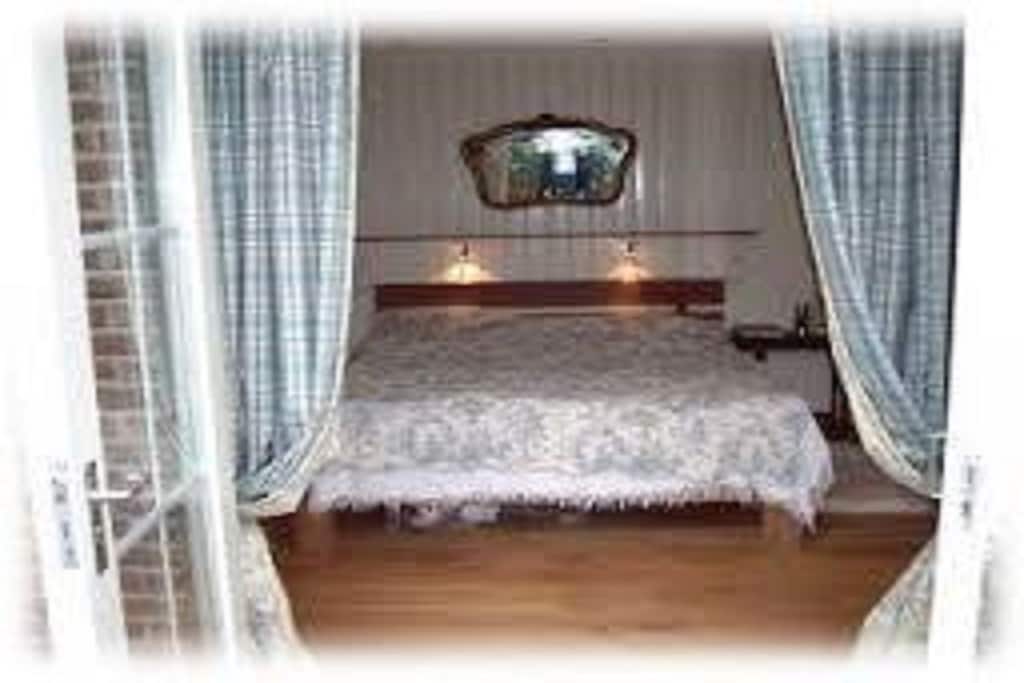 Romantic bedroom, with Breakfast, lovely and romantic decorated. Near Beach and Dunes, Domburg, Middelburg, Vlissingen, Zoutelande, VOC city Veere