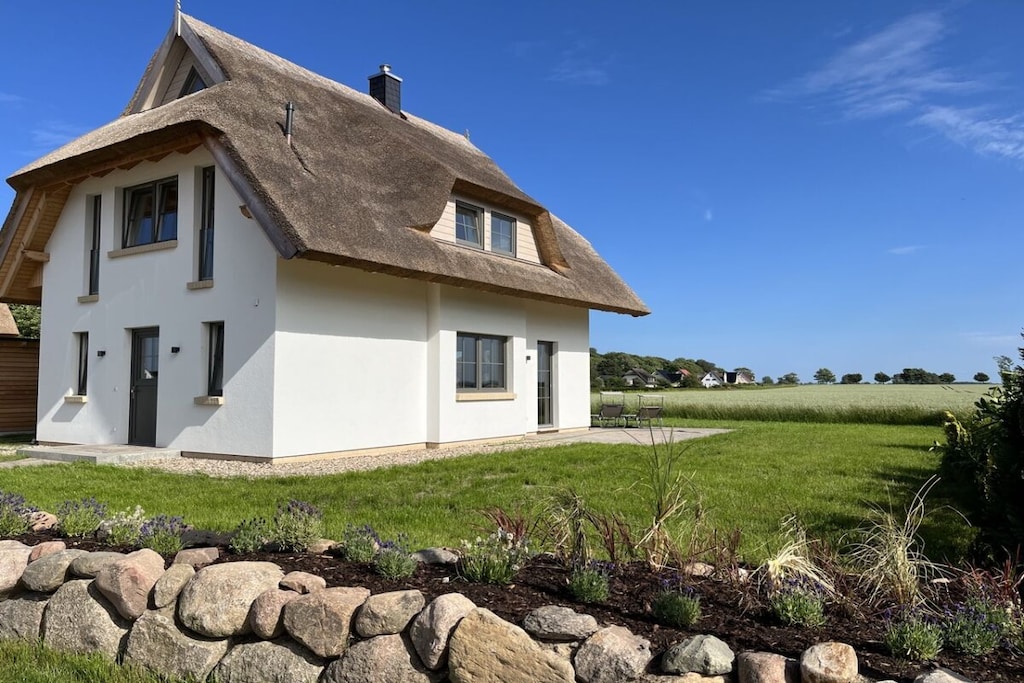 Luxury holiday home with a stunning view over the fields to the bay. Just 10 minutes walking distance to the beach. Holiday and 'workcation'. All is possible at the HAPPY PLACE RUEGEN holiday home.