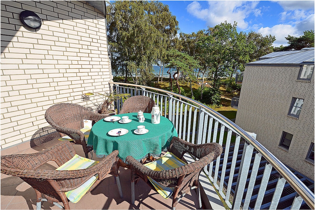 Juliusruh, 2nd floor with sea view, directly behind the dune, 30 m to the sandy beach (Baltic Sea), approx. 2 km to Breege harbor, wellness and sauna area, WiFi available