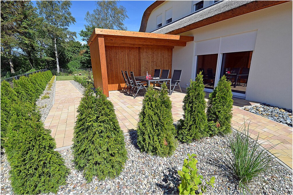 Thatched holiday home, upscale furnishings with 3 bedrooms, up to 6 people, washing machine and dishwasher available