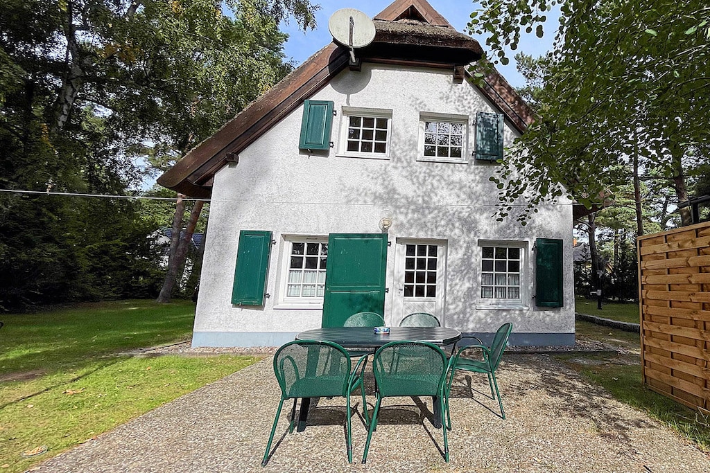 Thatched holiday home with sauna, 4 bedrooms, large, quiet and fenced property, only 300m to the Baltic Sea beach, pets welcome, washing machine and Wi-Fi available