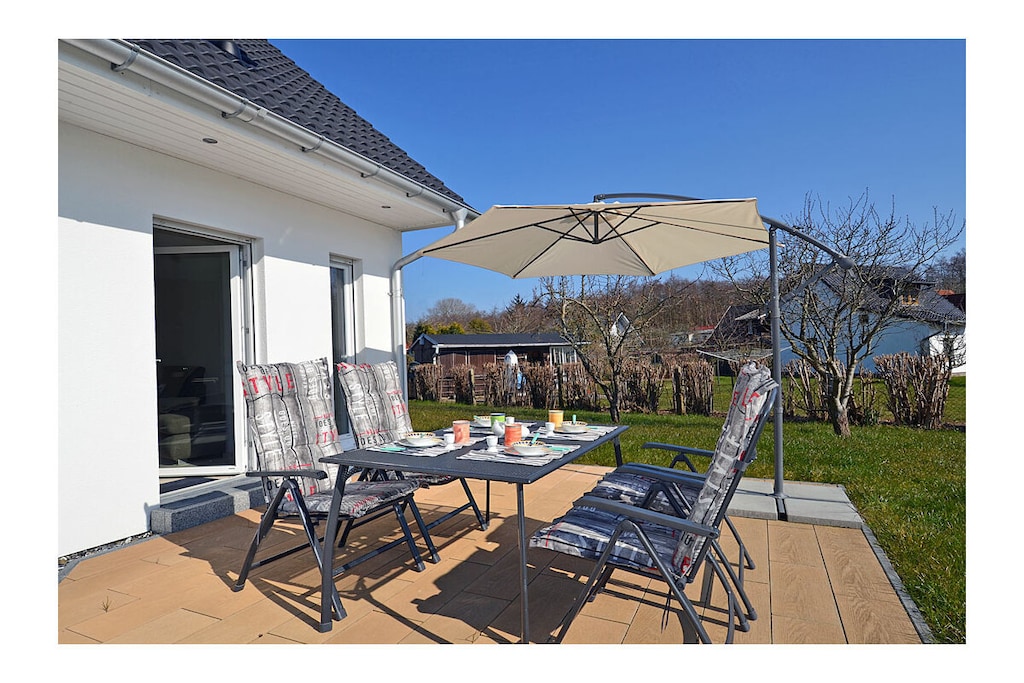 Holiday home with high-quality furnishings, only 800 m to the beach, 3 bedrooms for up to 6 people, Wi-Fi available, fenced property approx. 878 sqm