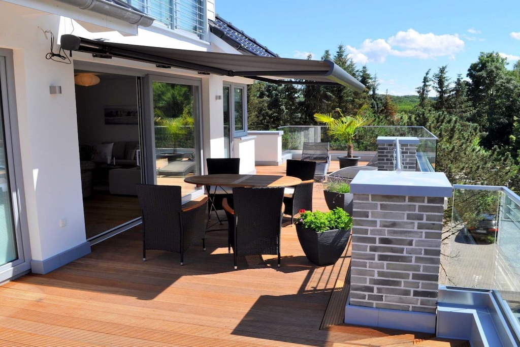 Modern 105 m² apartment on two levels, fireplace, sauna, 2 bedrooms, 2 bathrooms, Wi-Fi. 55 m² roof terrace with electric awning, elevator.