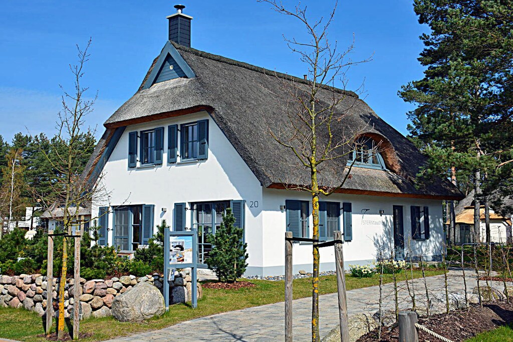 Thatched holiday home, 2 floors, Baltic Sea sandy beach approx. 500 m, high quality and lovingly furnished, fireplace and sauna, Wi-Fi, 3 bedrooms for up to 6 people and 1 toddler