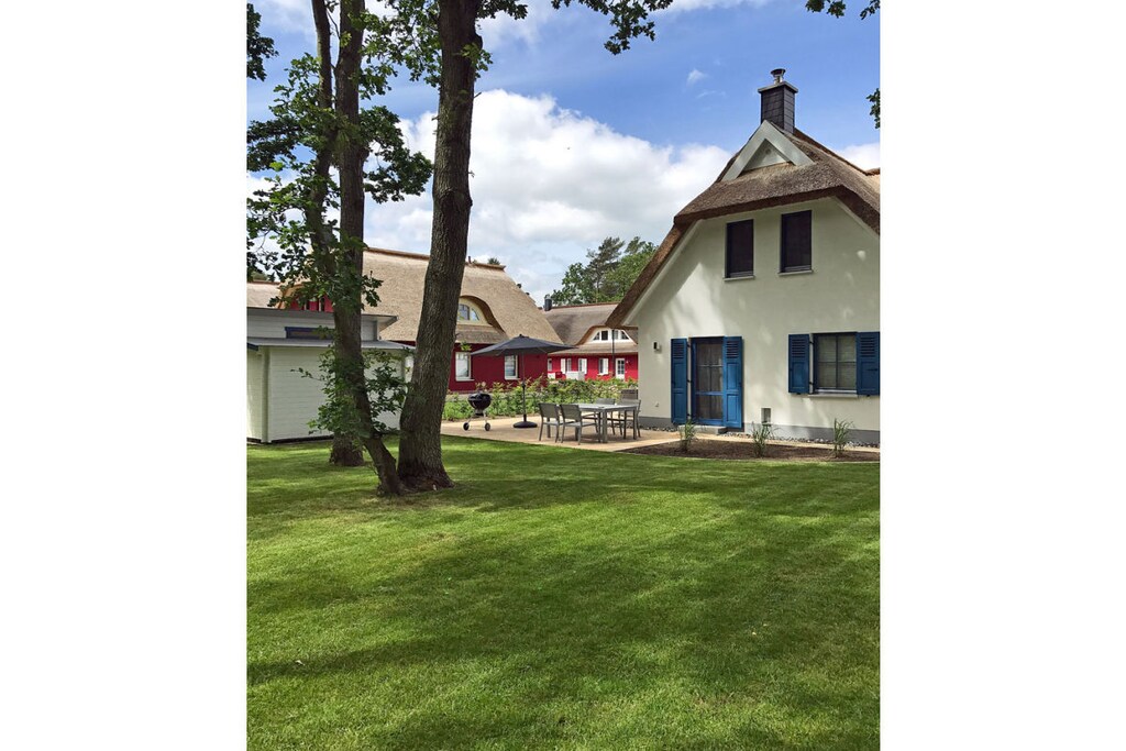 Thatched holiday home over 2 floors, high quality and lovingly furnished with fireplace and sauna, approx. 500 m to the sandy beach of the Baltic Sea, up to 5 people, 2 bedrooms, internet, dogs welcome!