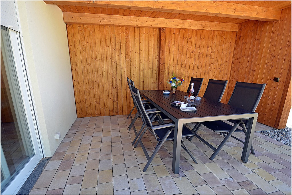 Thatched holiday home, upscale furnishings with 3 bedrooms, up to 6 people, free Wi-Fi, washing machine and dishwasher available