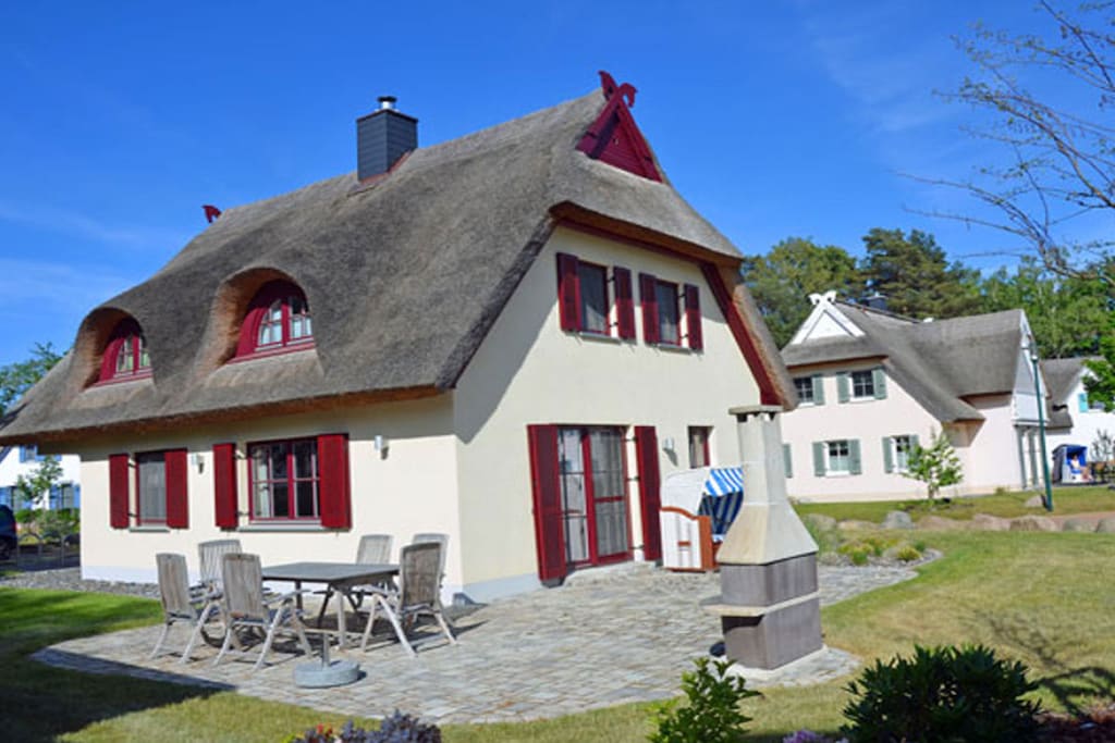 luxurious thatched roof holiday home, approx. 400 m to the sandy beach with fireplace and sauna