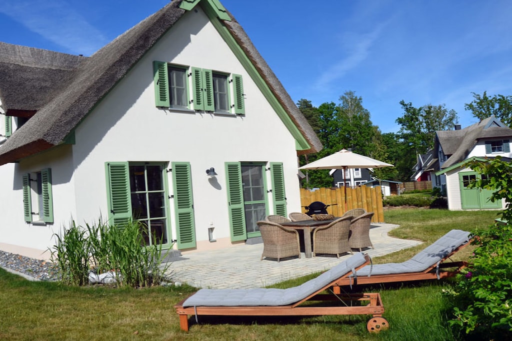 Welcome to the Seegras holiday home. Upscale, family-friendly facilities with sauna and fireplace, 300 m from the sandy beach of the Baltic Sea.