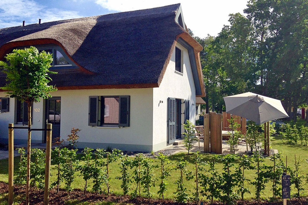 Thatched-roof semi-detached house over 2 floors, high quality and lovingly furnished with sauna, approx. 600 m to the sandy beach of the Baltic Sea, up to 5 people with 2 bedrooms, washing machine and internet