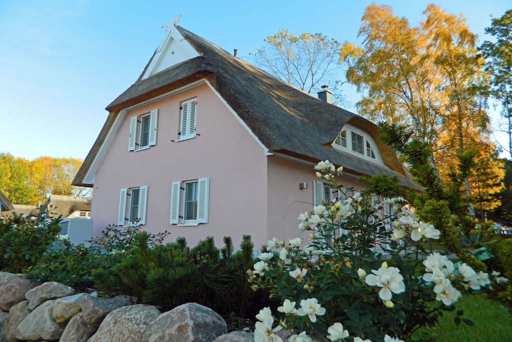 Thatched holiday home, approx. 500 m to the sandy beach with fireplace and sauna, 756m² plot, underfloor heating, 4 bedrooms, up to 8 people