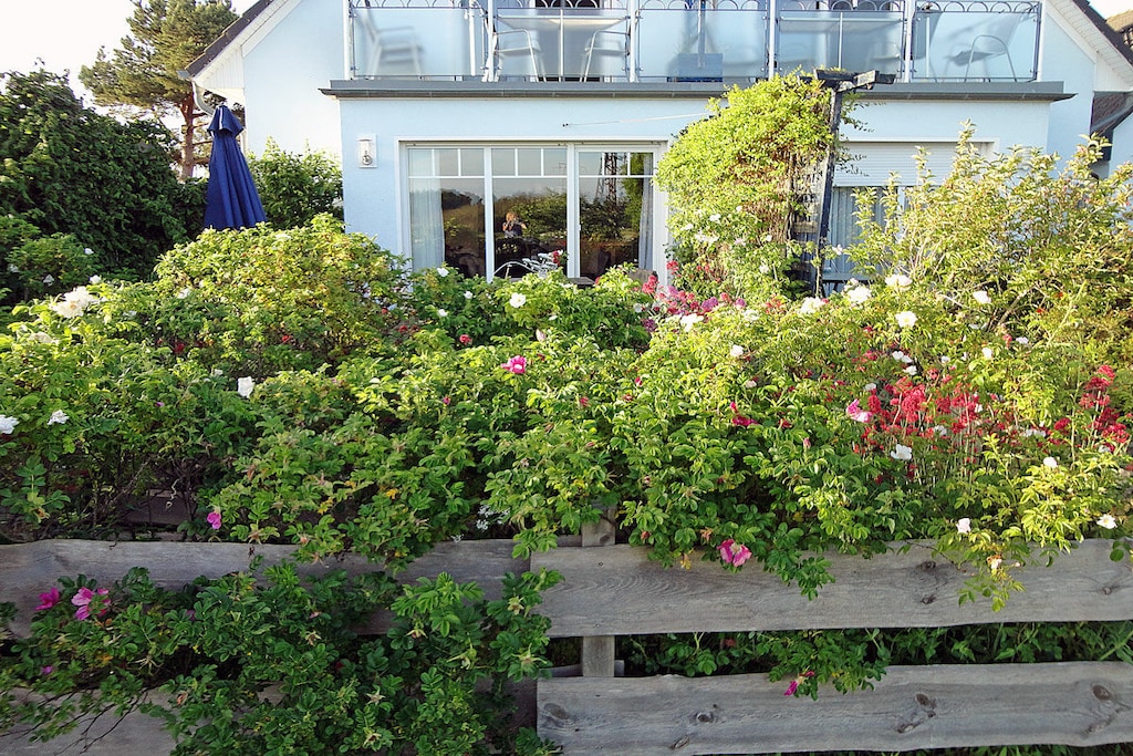 Family-friendly holiday apartment for 4 people, with large south-facing terrace and garden, 2 bedrooms, approx. 400 m to the Baltic Sea beach