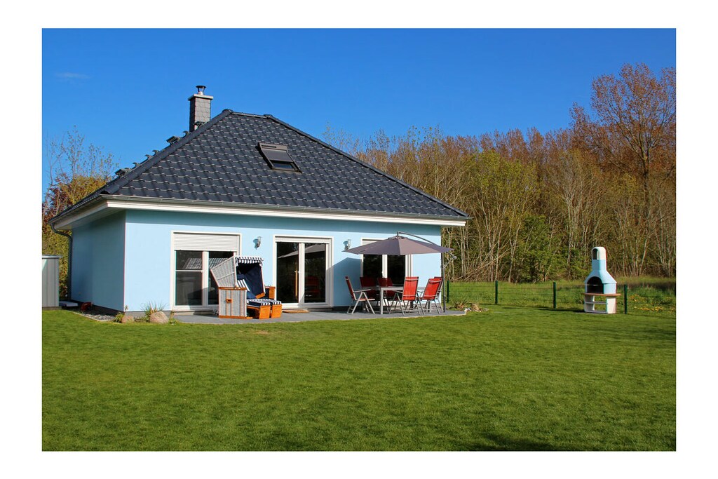 Detached holiday home in Glowe, only a 10-minute walk to the Baltic Sea beach! WiFi, washing machine, 2 bedrooms, up to 4 people with fireplace.