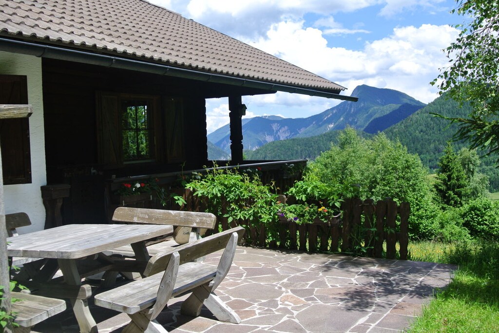 The Karl Anton Hütte is a beautiful and cosy alpine house with 108m of living space situated on an approx. 5000m large plot of land. From here one has a magnificent view across the Bodental (a high valley) and the Karawanks. The holiday home is well appointed (see below) and leaves almost nothing to be desired. A rustic-traditional interior such as a tiled stove and living room in the typical Austrian style are combined with modern functionality and health aspects (arolla pine wood, infrared).