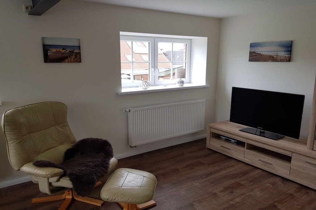 Hot Water, hallway(Mirror, Wardrobe Coatrack), Living room(Armchair, single sofa bed, TV), Kitchen(Mixer, Kitchenette, dining table, hob, electric kettle, toaster, coffee machine, oven, grill, microwave, dishwasher, fridge, freezer, freezer, heating), bedroom(double bed, TV), bathroom(Make Up Mirror, Mirror, toilet, bath tub, bath tub, shower, shower, washbasin, heating, hairdryer), Internet access, Internet access, heating, heating(drying cabinet), parking, parking, deckchairs(grill, garden furniture), stair gate, drying cabinet