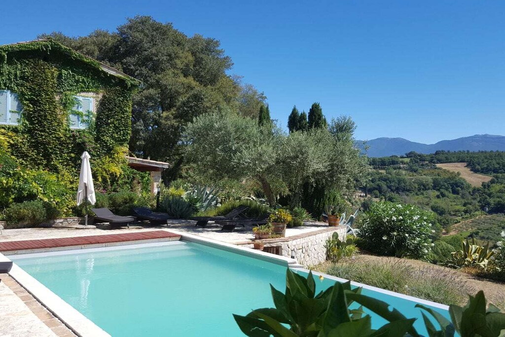 Casa Bella Vista restored farmhouse with pool and large garden with views of the Tiber and the Tiber Valley.