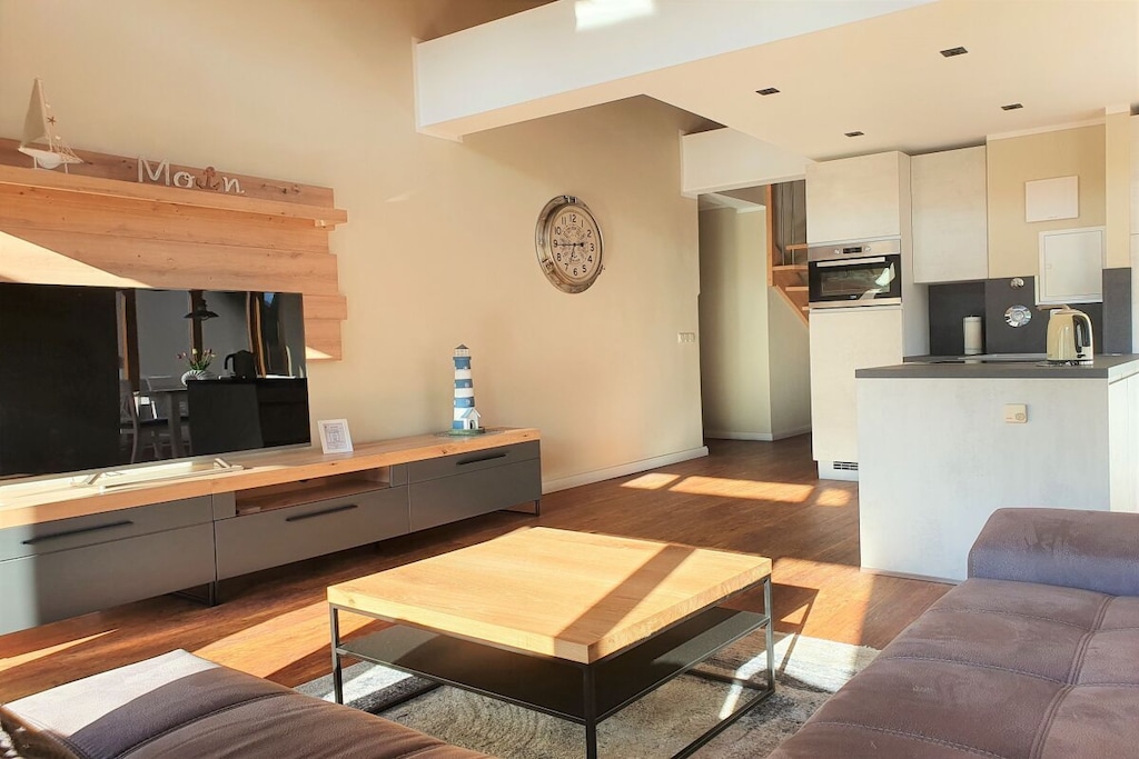 This high-quality furnished apartment with its unique room layout offers you pure relaxation in a prime location.