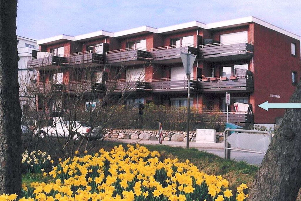 Our cozy and comfortably furnished holiday apartment is the ideal starting point for your Sylt vacation thanks to its proximity to the beach and the center.
It is on the raised ground floor, covers 67 square meters and consists of a living room, 2 bedrooms, a fully equipped kitchen with
dishwasher, bathroom/toilet, beach chair on the balcony and free parking in the courtyard as well as fast internet.
Our holiday apartment is classified as allergy-friendly and tested according to national criteria and rated with *** stars. This means: Good and homely overall equipment.
Equipment of better quality. Visually appealing overall impression, with emphasis on decoration and comfort.
We would be very pleased if you would visit us in Westerland.