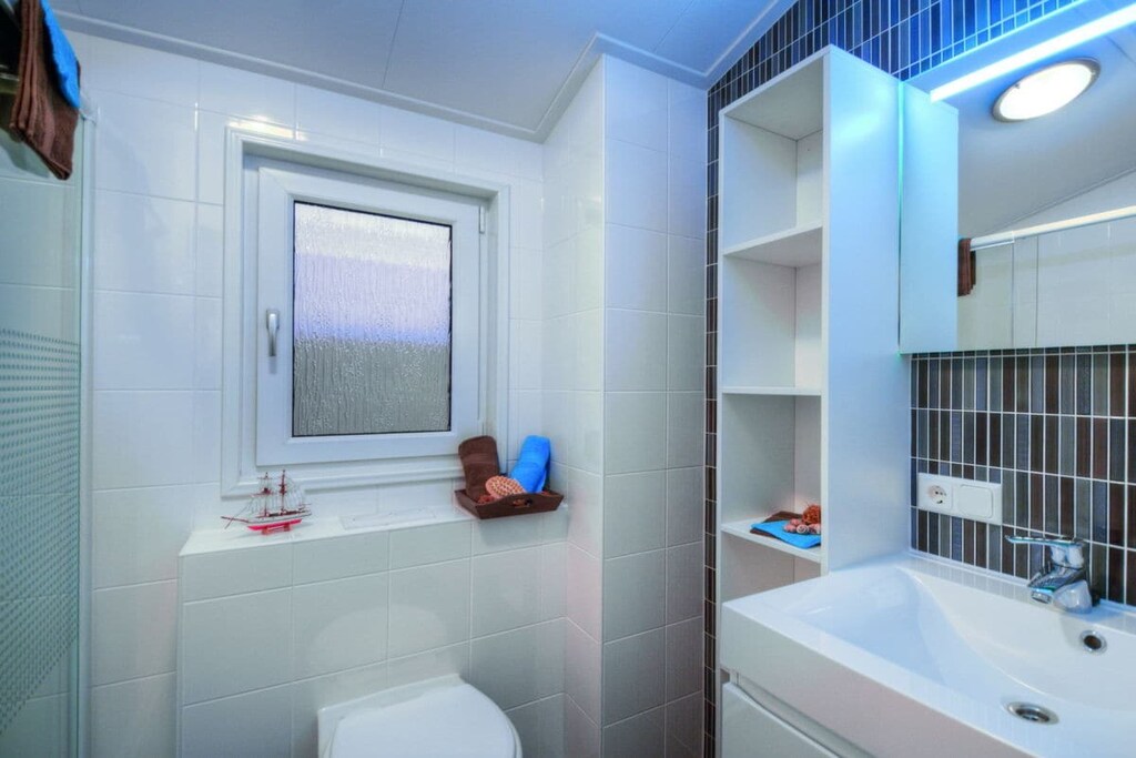 Ground floor: (Kitchen(microwave), Living/bed room(double bed, TV), bathroom(Mirror, toilet, shower, washbasin))\n\nFire Alarm, Hot Water, Internet Access DSL, heating, terrace(garden furniture, awning), Laundry Package for a fee, parking (paying)