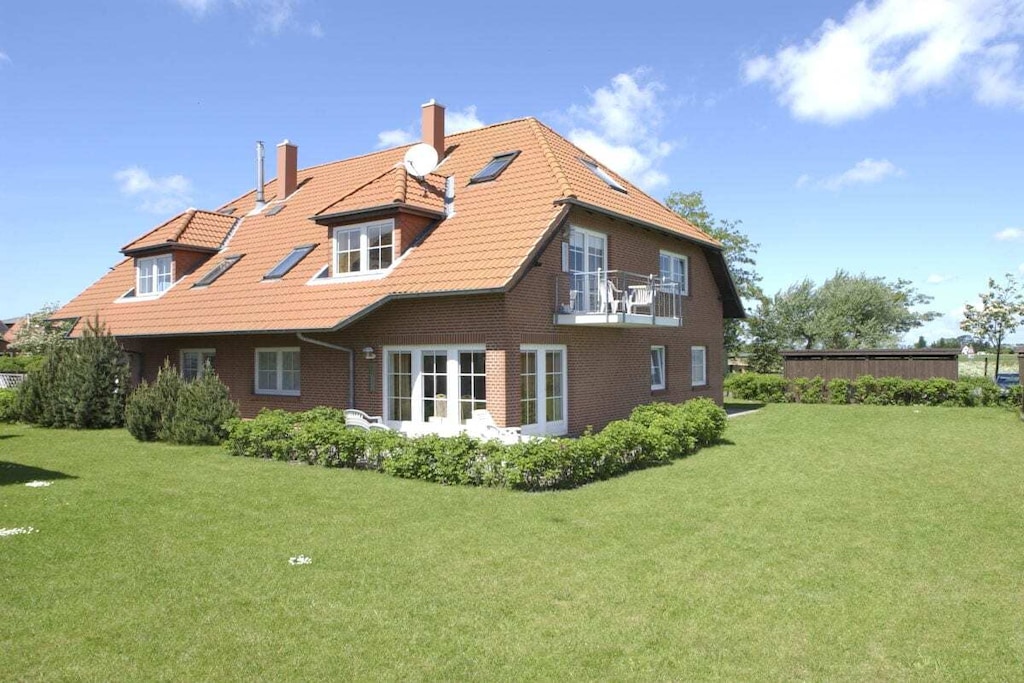 The beautiful holiday apartment for 4 people with 70 m² of living space is just 500m away from the beach at the Wulfener Hals holiday park. Right next to the 18-hole golf course on Fehmarn.