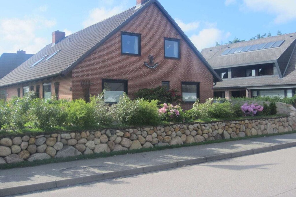 Vakantieappartement met een deel van de tuin met strandstoel, wifi, aparte slaapkamer, parkeerplaats voor de auto, fietsenrek, afsluitbare fietsenstalling (op aanvraag)